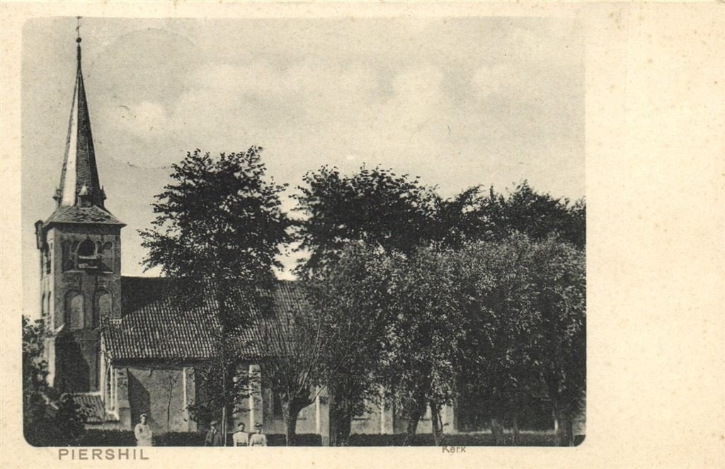 Piershil - Kerk - volk - 1904 gelopen, Verzamelen, Ansichtkaarten | Nederland, Verzenden, Voor 1920, Gelopen, Zuid-Holland
