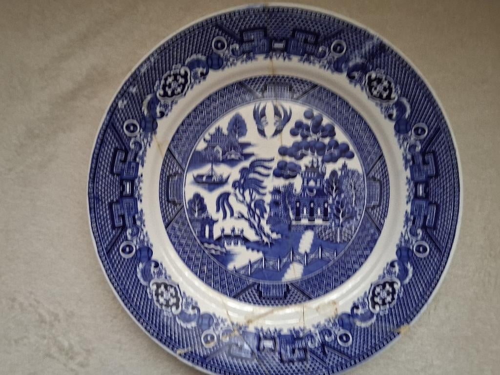 Een "Blue Willow" of "Willow Pattern" bord., Ophalen