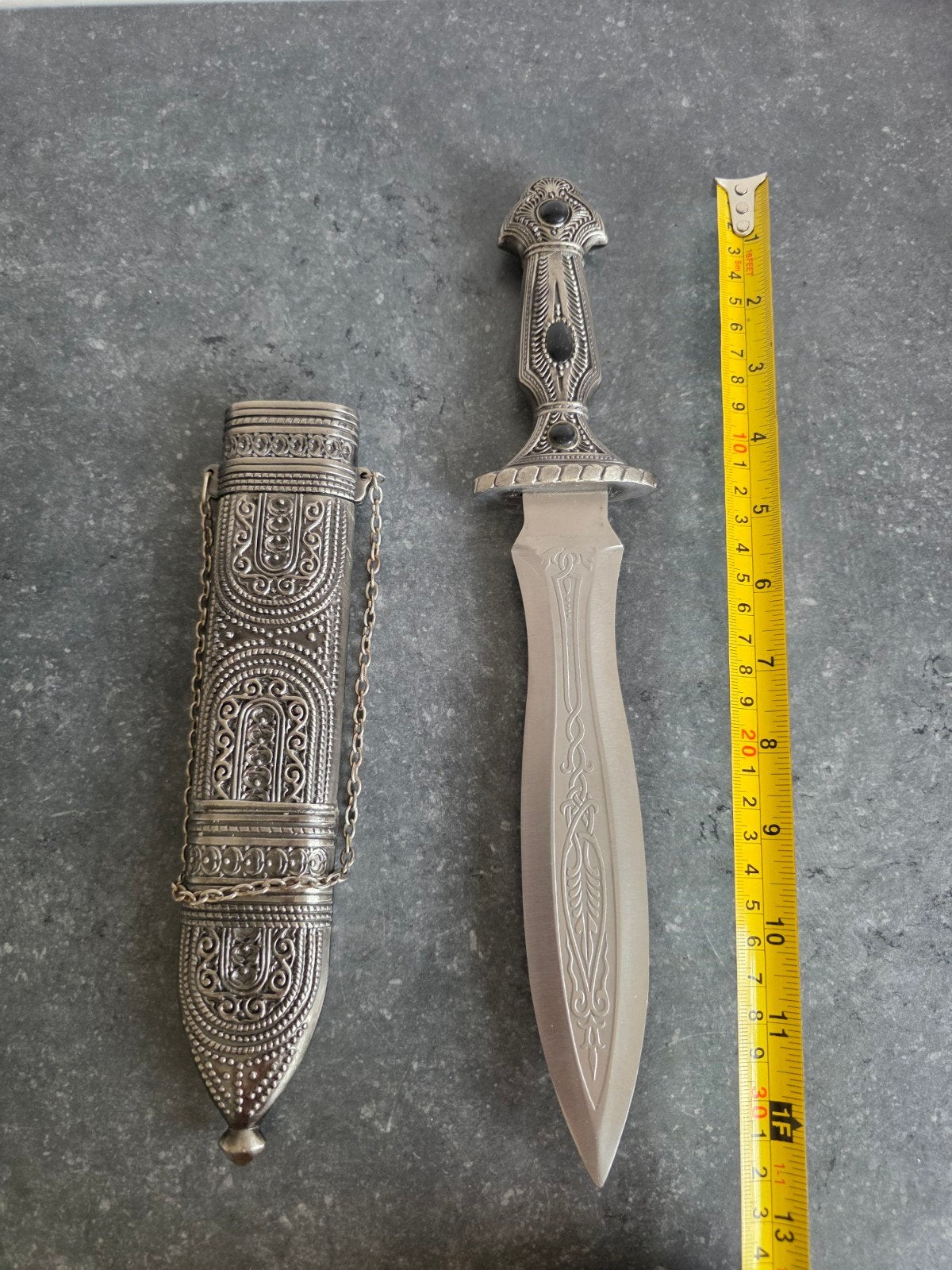 Decoratieve Dolk met Sierlijke Schede - Uniek Design, Ophalen of Verzenden, Zo goed als nieuw