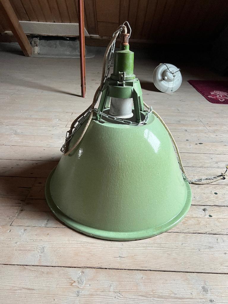 Vintage industriële hanglamp / Oostblok / geëmailleerd staal, Huis en Inrichting, Lampen | Hanglampen, Ophalen, Gebruikt, Metaal