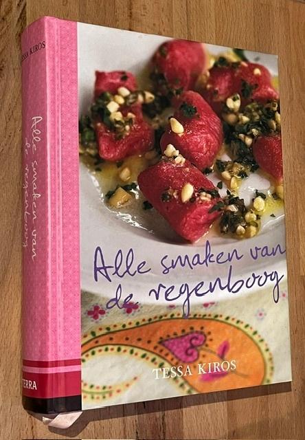 Tessa Kiros. Alle smaken van de regenboog. Uitg. Terra 2007., Boeken, Italië, Hoofdgerechten, Ophalen of Verzenden, Zo goed als nieuw