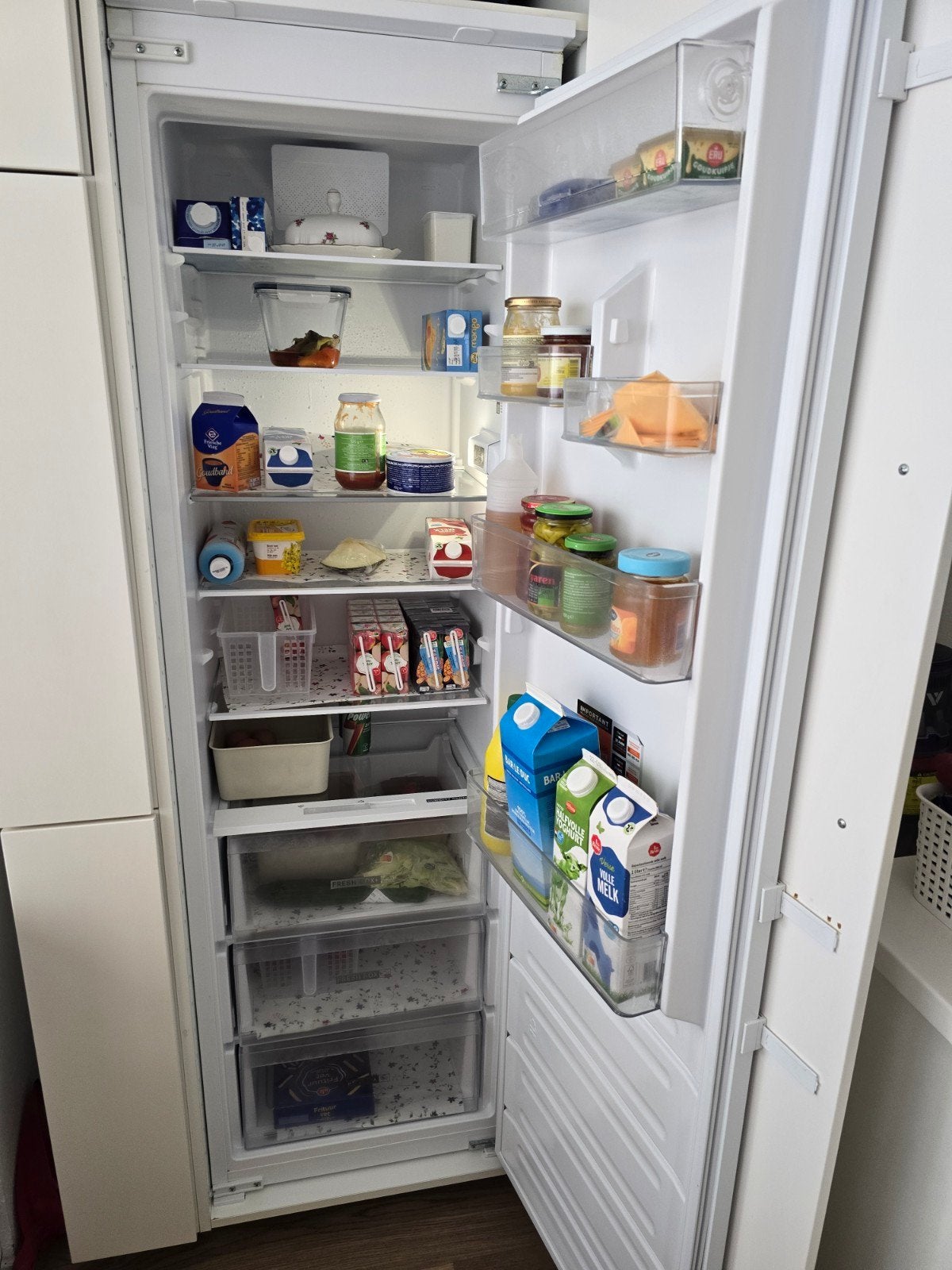 €450Whirlpool inbouwkoelkast 6 maanden oud - met garantie, Witgoed en Apparatuur, 150 tot 200 liter, Zonder vriesvak, Zo goed als nieuw