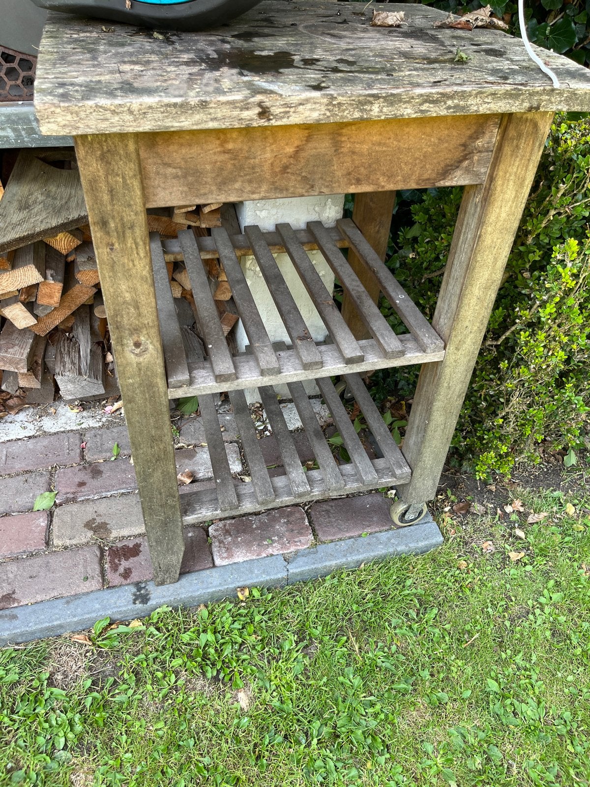 Houten buitenkast met planken en wieltjes, Ophalen of Verzenden, Gebruikt, Hout, Overige typen