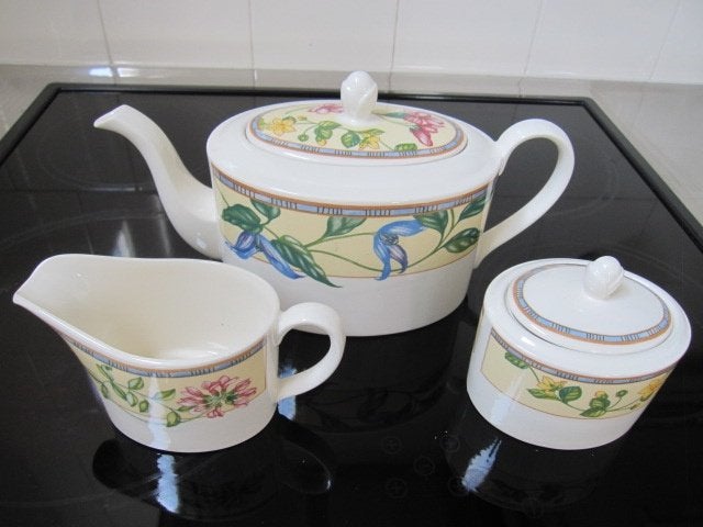 Spring Medley, Johnson Brothers, theepot, melkkan, suikerpot, Overige typen, Nieuw, Ophalen of Verzenden, Overige stijlen