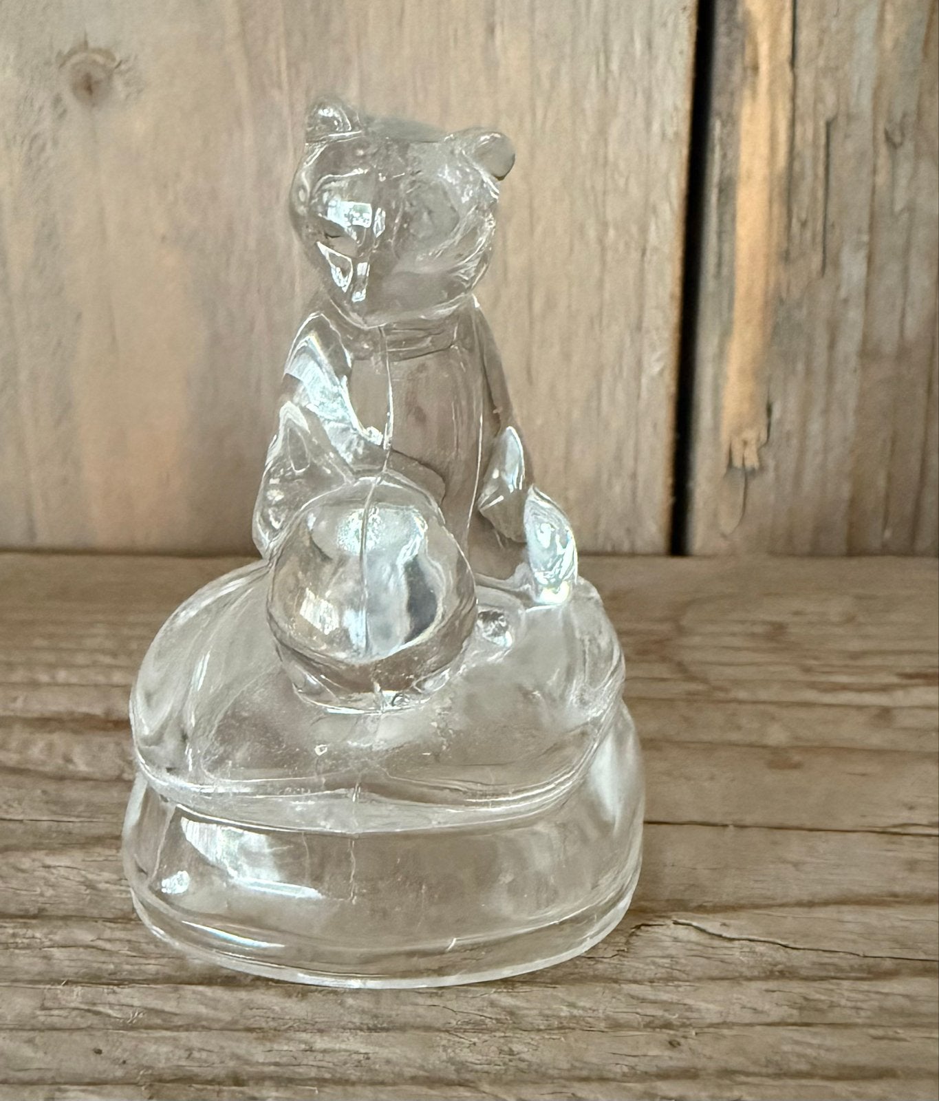Glazen kat spelend met bolletje wol/bal - Geperst glas, Antiek en Kunst, Ophalen of Verzenden