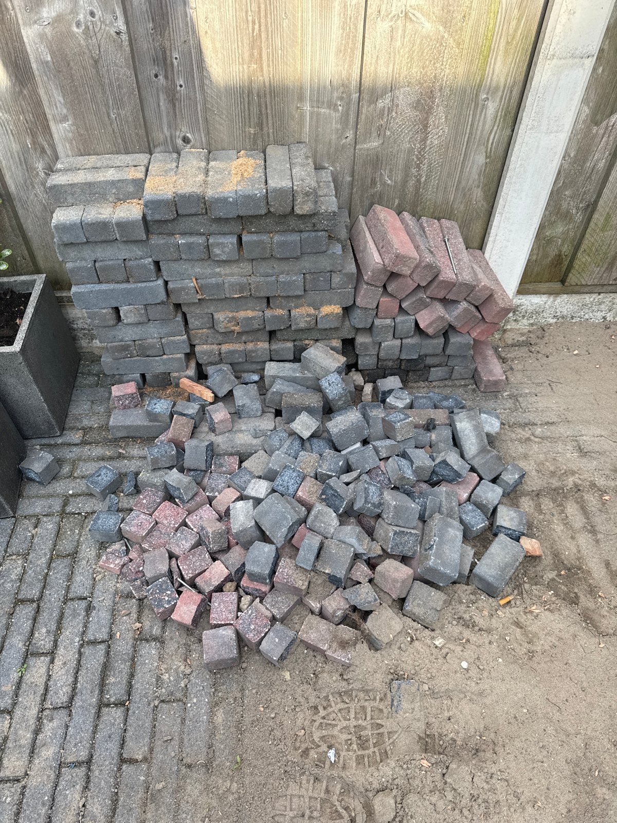 Gratis af te halen: ca. 50 roze en grijze klinkers + halfjes, Tuin en Terras, Tegels en Klinkers, Ophalen, Gebruikt, Klinkers