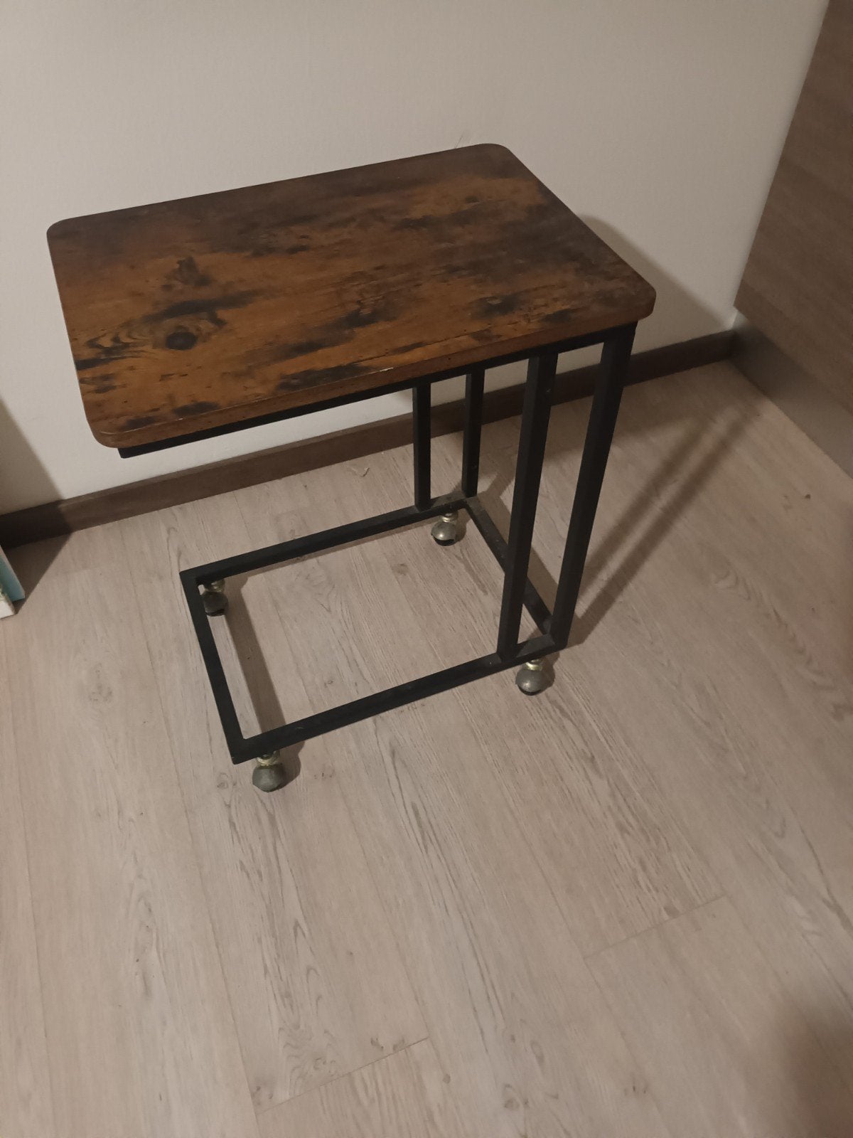 bijzet tafeltje op wielen, Ophalen, Zo goed als nieuw, Rechthoekig, Minder dan 55 cm