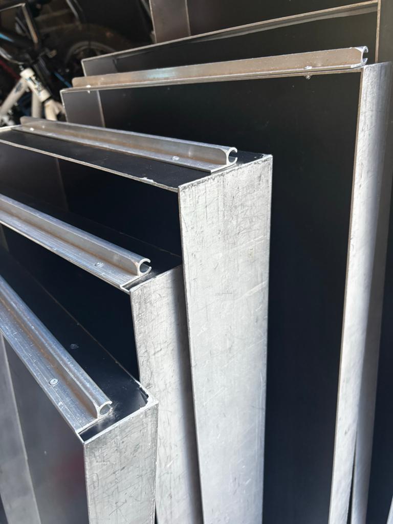 Aluminium bakken 2 hoge (10cm) en 6 lage (6cm) - 90cm breed, Ophalen