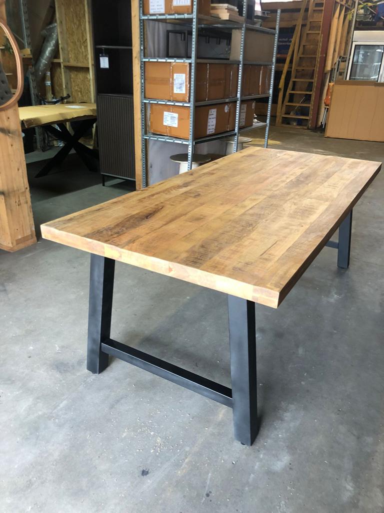 Nieuwe eettafel massief mangohout met stalen poten 220x100cm, Huis en Inrichting, Tafels | Eettafels, Ophalen, 100 tot 150 cm