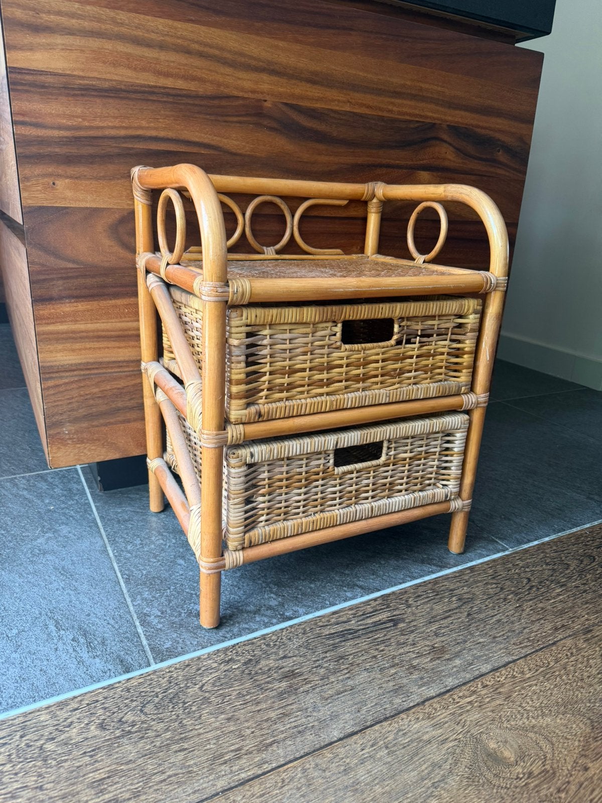 Vintage rotan kastje / nachtkastje met 2 lades, Huis en Inrichting, Slaapkamer | Nachtkastjes, Overige materialen, Gebruikt, Minder dan 45 cm