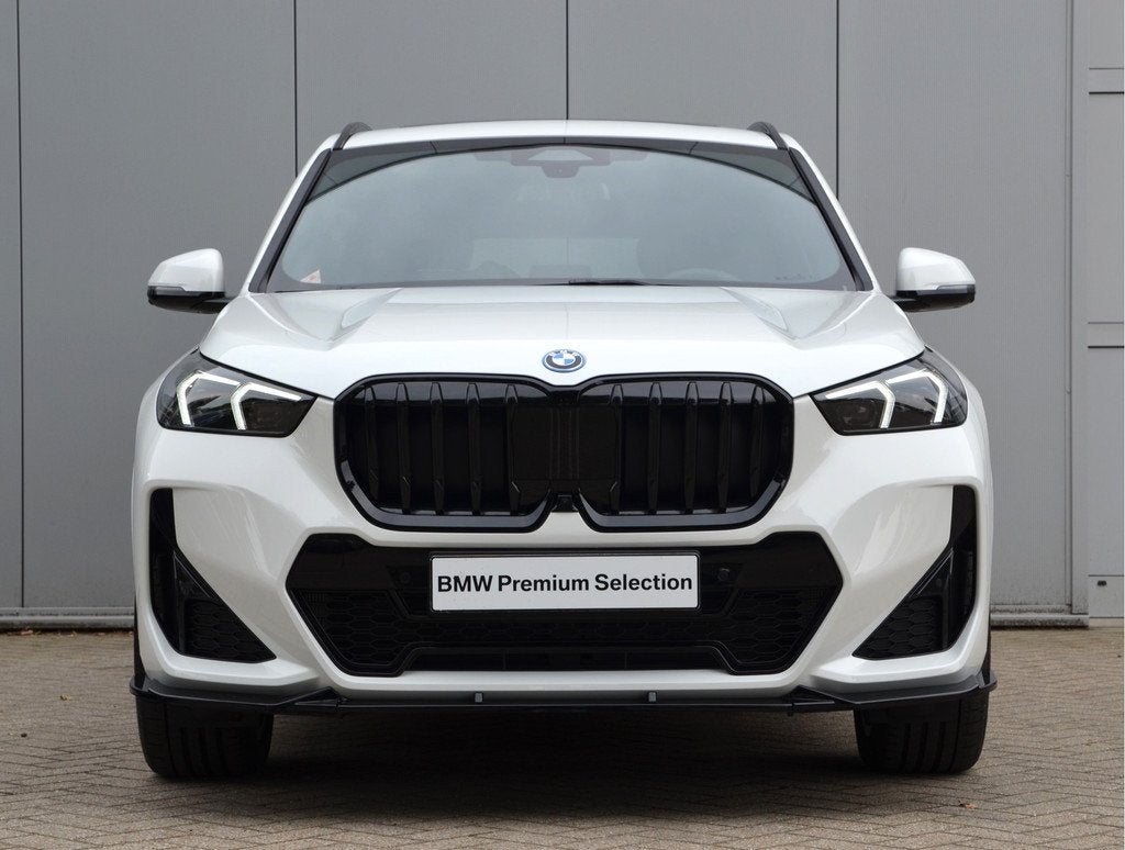BMW X1 xDrive25e High Executive M Sporrt Automaat / Panorama, Auto's, 136 pk, Met garantie (alle), Wit, Bedrijf