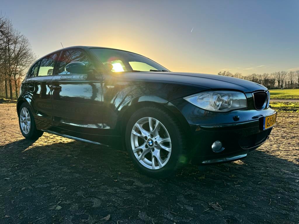 BMW 1-Serie 2.0 120I AUT 2005 Zwart, Auto's, Achterwielaandrijving, 1995 cc, 4 cilinders, Zwart