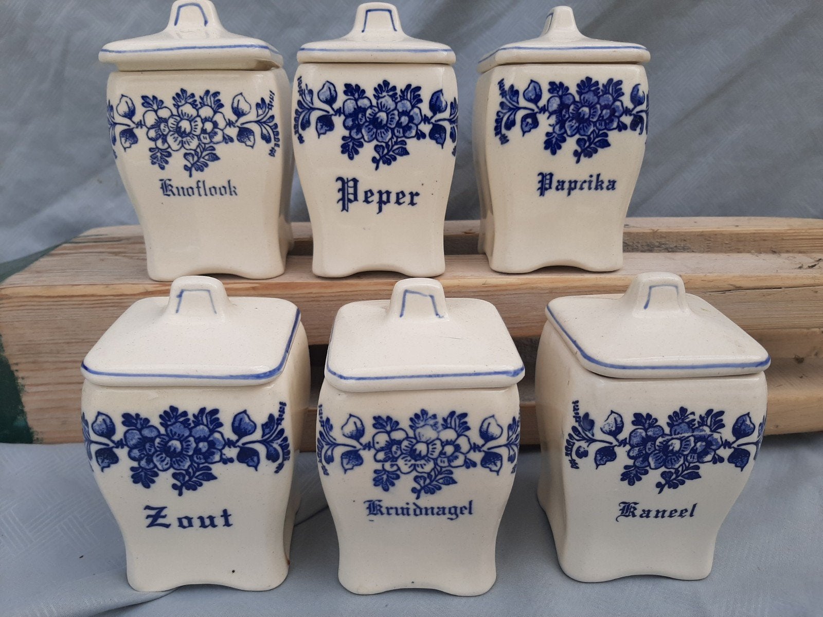 6 kruidenpotjes met losse deksels/ wit met blauwe letters, Antiek en Kunst, Antiek | Keramiek en Aardewerk, Ophalen of Verzenden