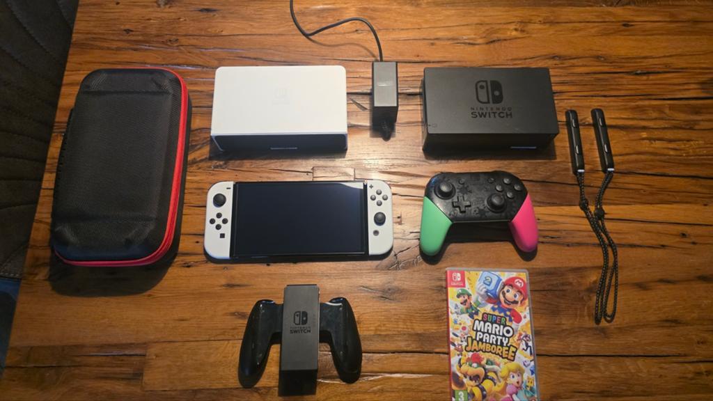 Nintendo Switch OLED in nieuwstaat met veel accessoires, Switch OLED, Met games, Ophalen of Verzenden, Zo goed als nieuw