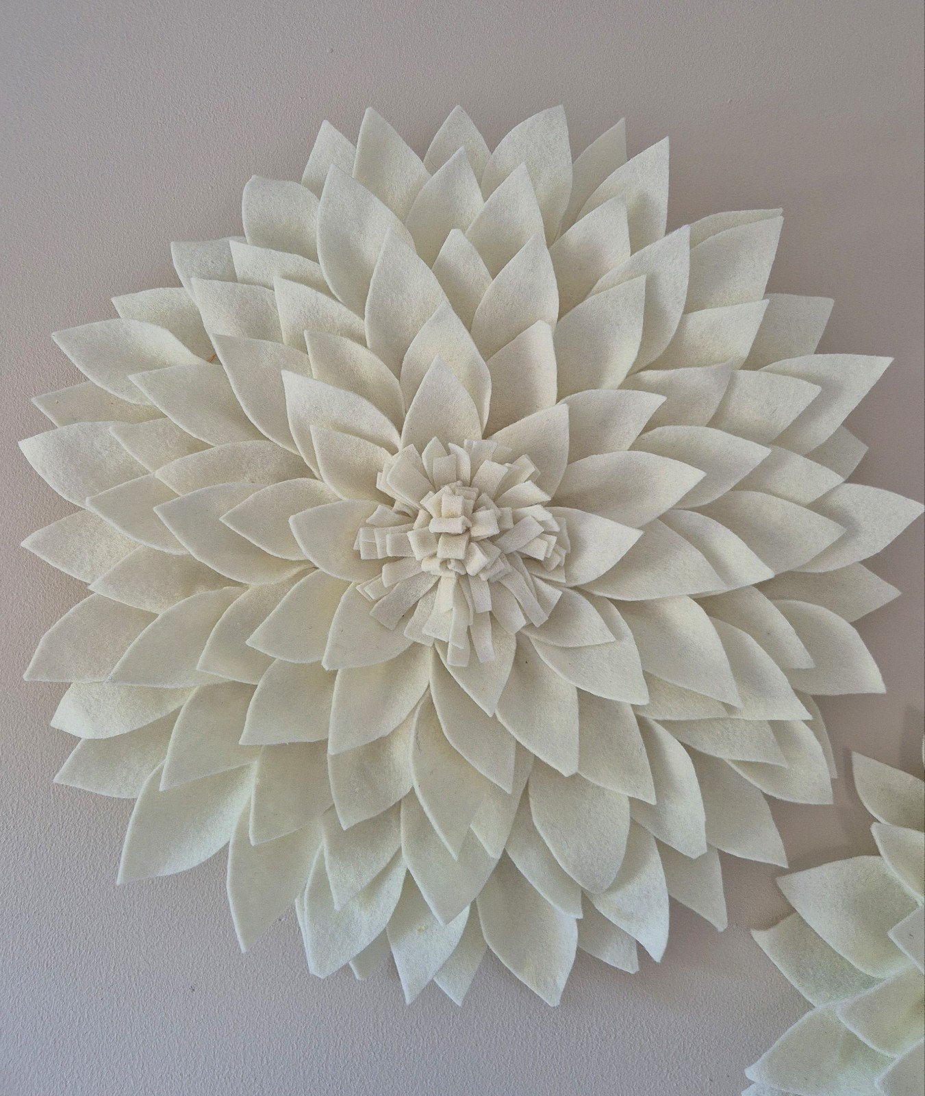 Wandbloem vilt wit/creme japandi boho, Huis en Inrichting, Woonaccessoires | Wanddecoraties, Nieuw, Ophalen of Verzenden, Handgemaakt