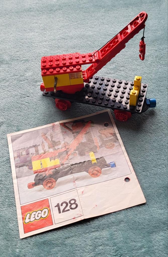 Lego trein blauwe rails hijskraan wagon (set 128) + boekje., Kinderen en Baby's, Speelgoed | Duplo en Lego, Gebruikt, Lego, Compleet