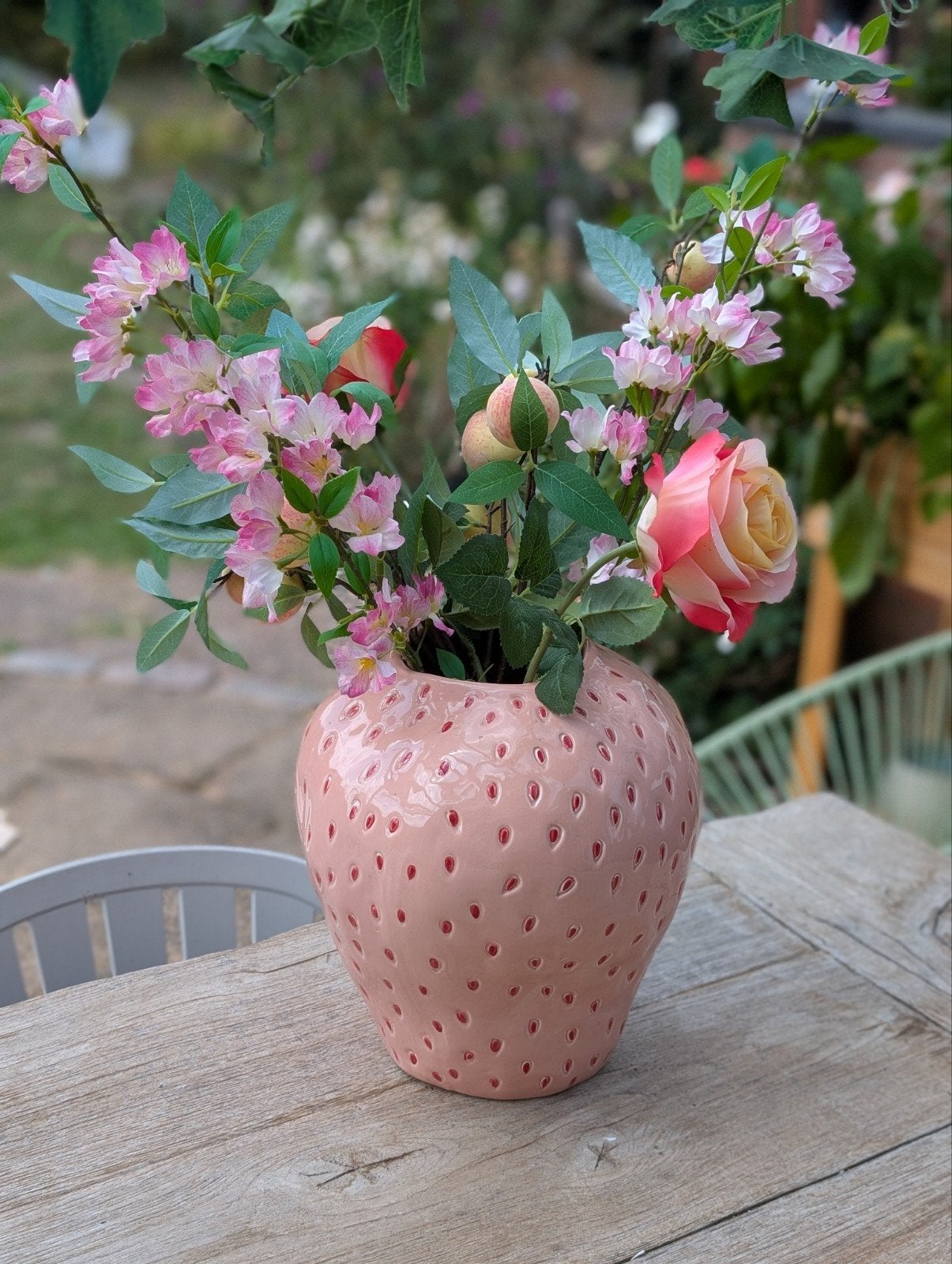Roze aardbeienvaas met kunstbloemen, Huis en Inrichting, Inclusief decoratie, Ophalen of Verzenden, Zo goed als nieuw, Roze