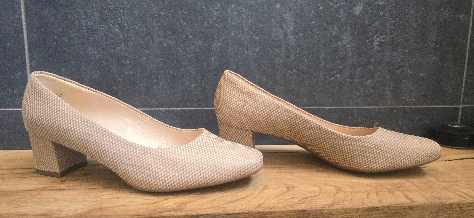 Peter Kaiser pumps maat 4.5/37.5, Kleding | Dames, Schoenen, Ophalen of Verzenden, Zo goed als nieuw, Beige
