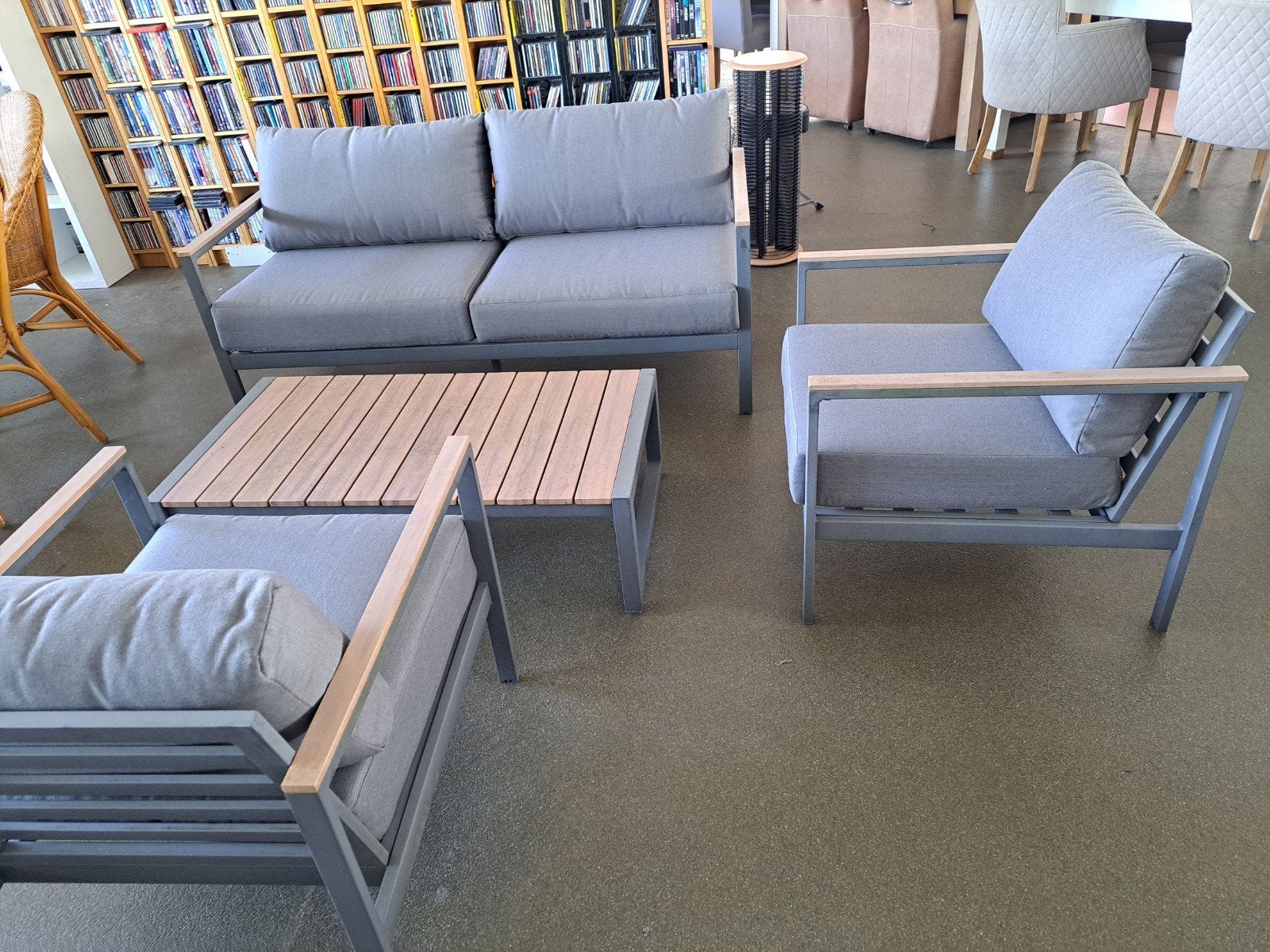 Moderne loungeset met aluminium frame en houten accenten, Ophalen, 4 zitplaatsen, Gebruikt, Aluminium