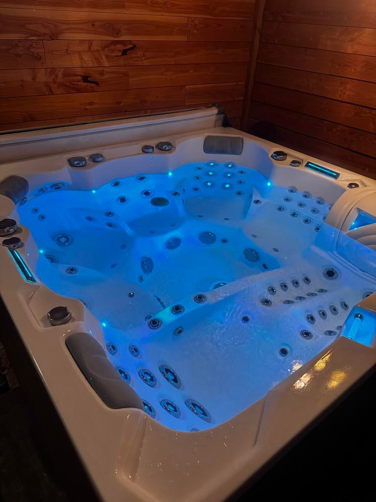 6p Mb600 Infinitas Jacuzzi - Luxe Spa voor Thuis113 jets, Tuin en Terras, Bubbelbaden en Hottubs, Zo goed als nieuw, Vast, Afdekzeil