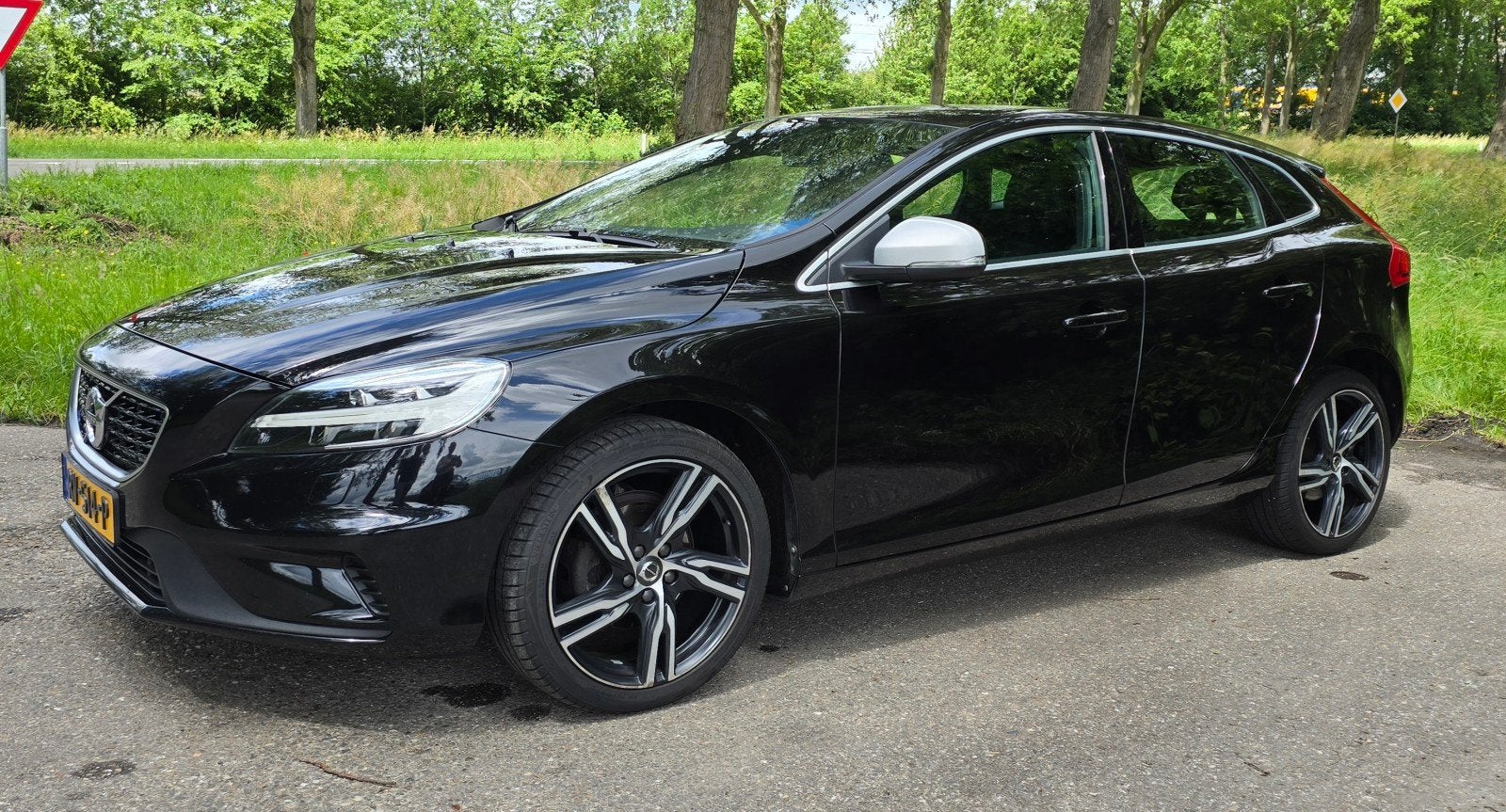 Volvo V40 2018 - 158.545km - Zwart, Voorwielaandrijving, 4 cilinders, Leder en Stof, Zwart
