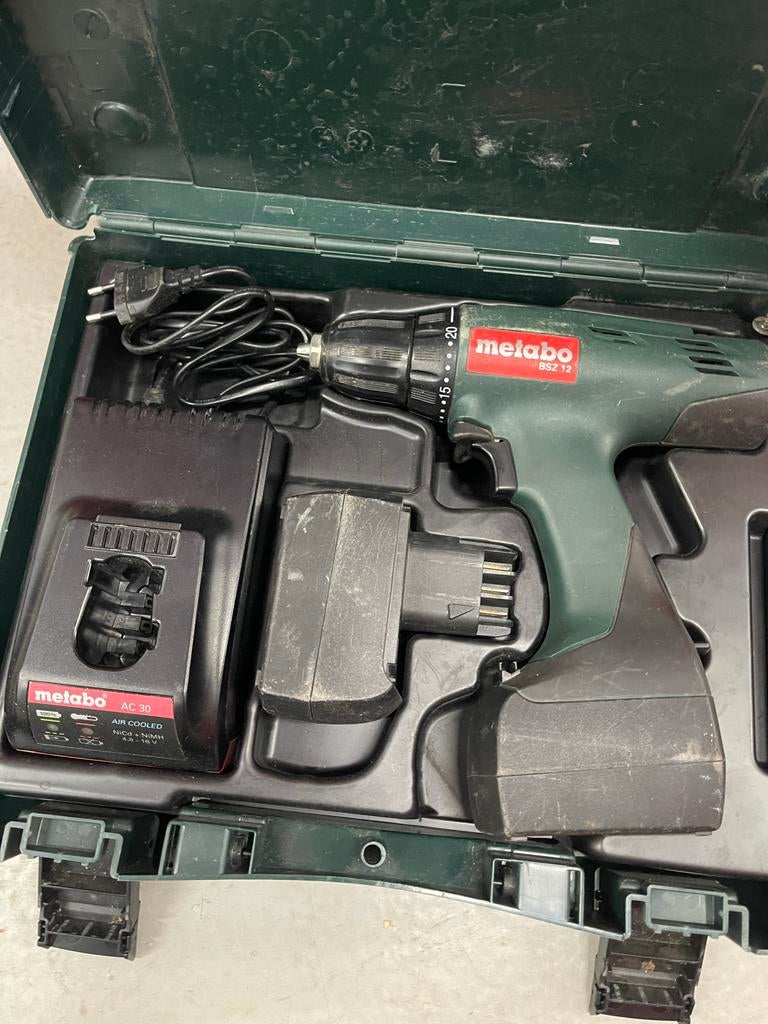 Metabo BSZ 12 Boor- en Schroefmachine met lader en accu's, Doe-het-zelf en Verbouw, Gereedschap | Boormachines, Ophalen of Verzenden