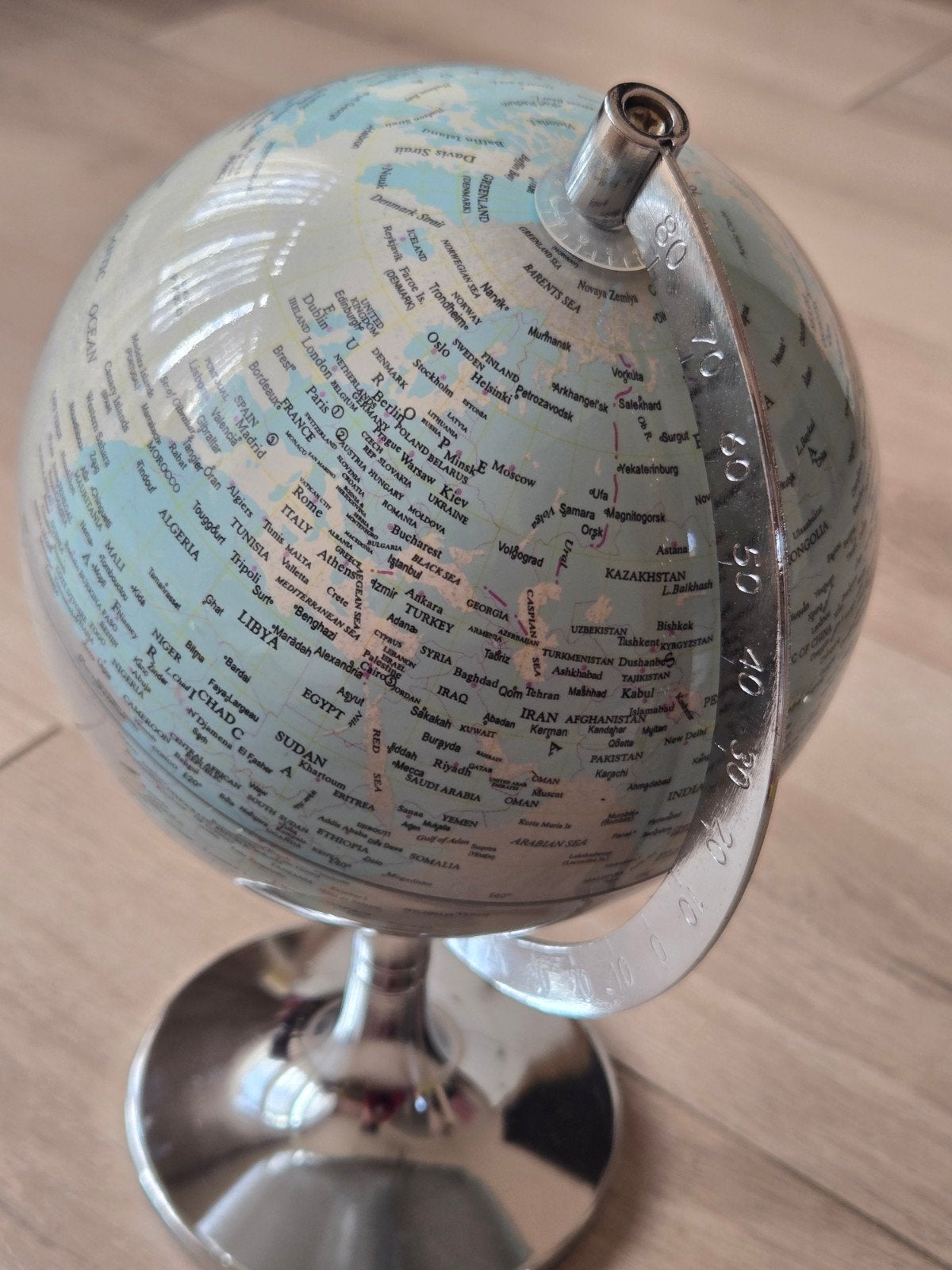 Wereldbol 23 cm • Kunststof bol met metalen ring, Ophalen of Verzenden, Zo goed als nieuw
