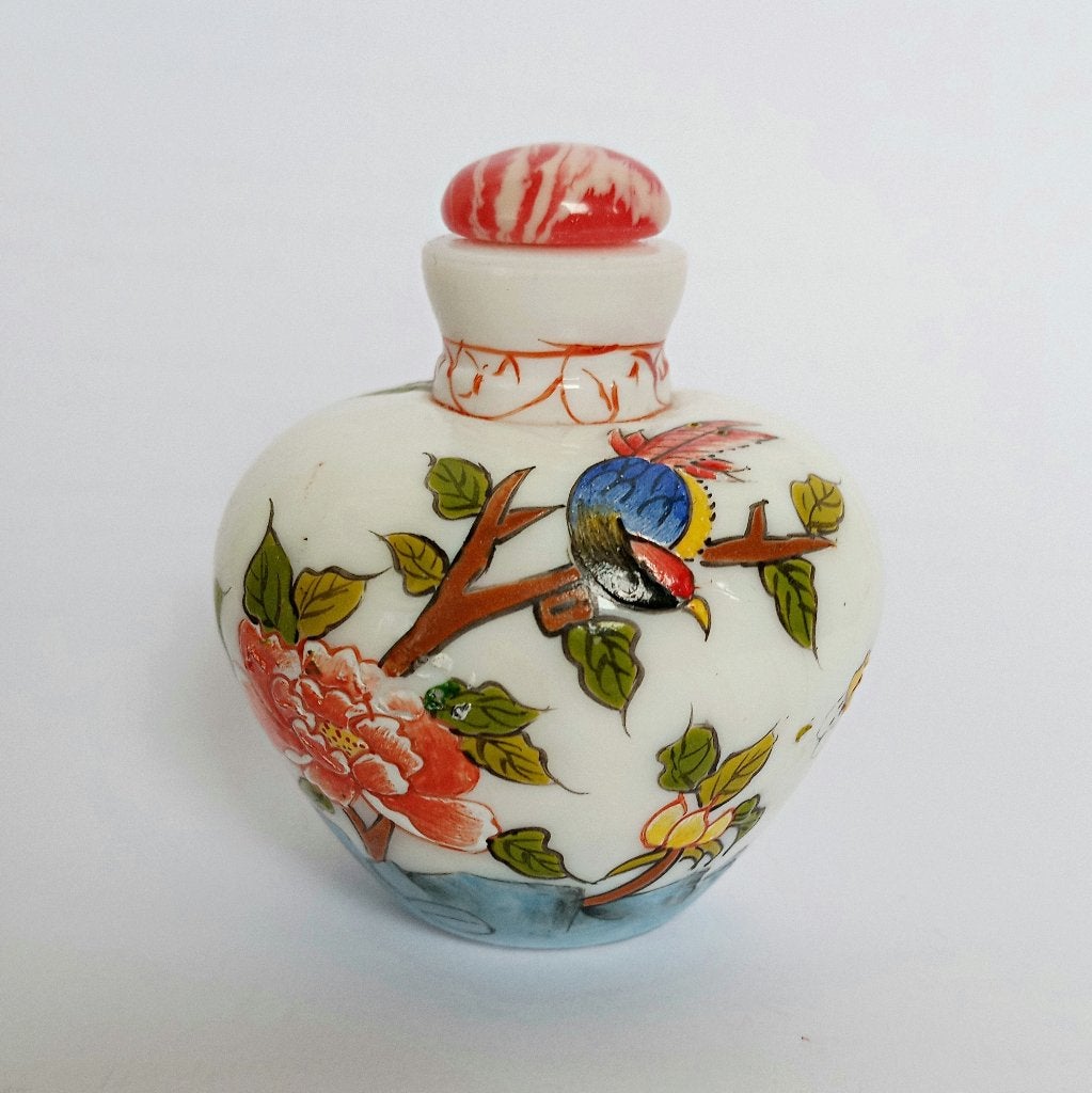 Snuifflesje Peking glas snuff bottle emaille pioenroos vogel, Gemerkt, Wit, Verzenden, Overige typen