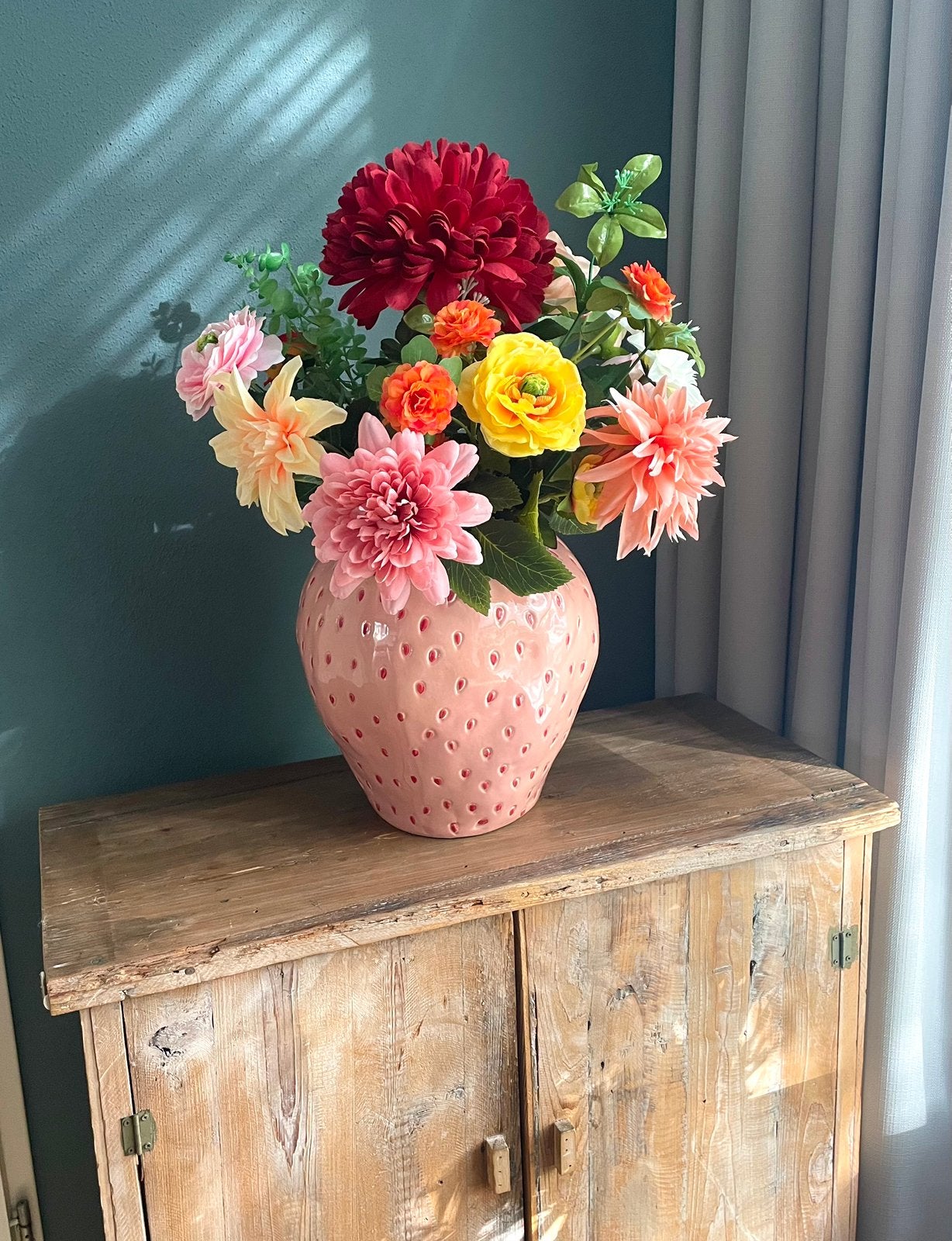 AARDBEI-VAAS MET FLEURIGE KUNSTBLOEMEN, Ophalen, Binnen, Roze, Nieuw