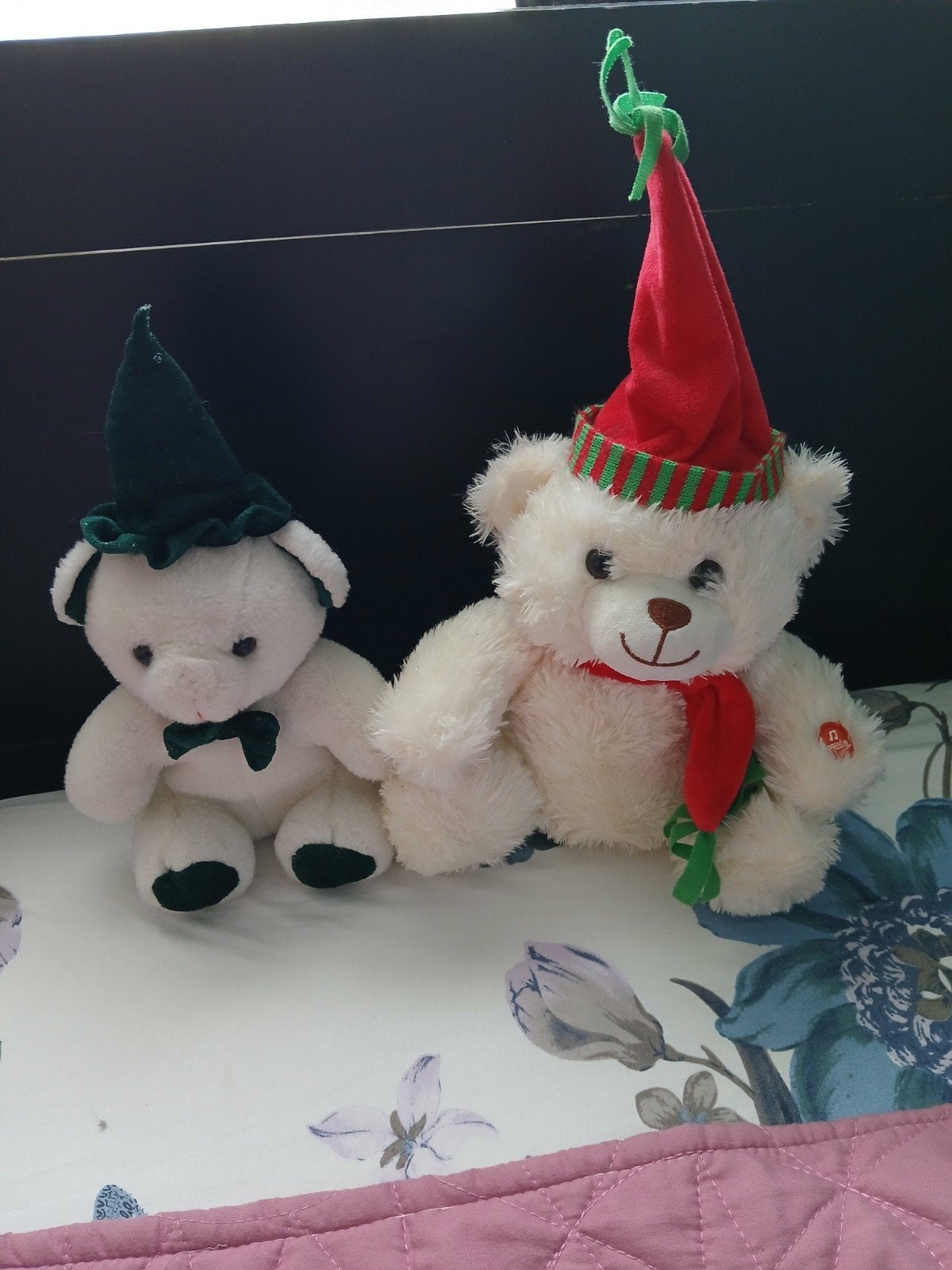 Twee schattige kerstberen met mutsen, Kinderen en Baby's, Gebruikt, Beer, Ophalen of Verzenden, Met kleding of accessoire