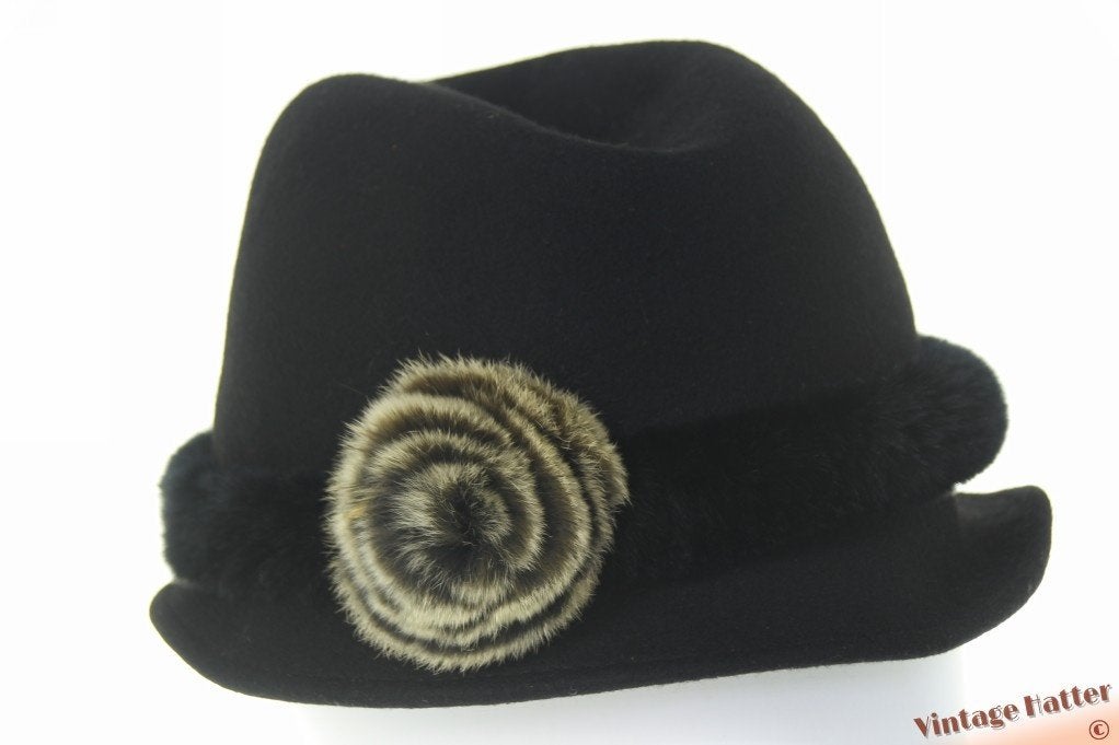 Vintage Dameshoed zwart vilt met rand en bloem van bont 56, Ophalen of Verzenden, Gedragen, 56 of 57 cm (M, 7 of 7⅛ inch), Hoed