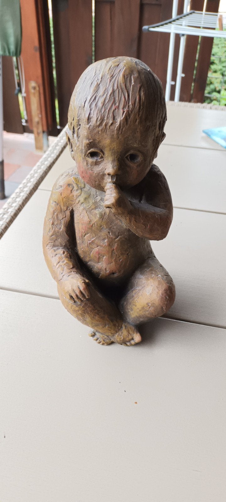 Vintage beeldje van zittende baby, gesigneerd NAM VERB, Minder dan 20 cm, Ophalen of Verzenden, Gemerkt, Steen of Keramiek