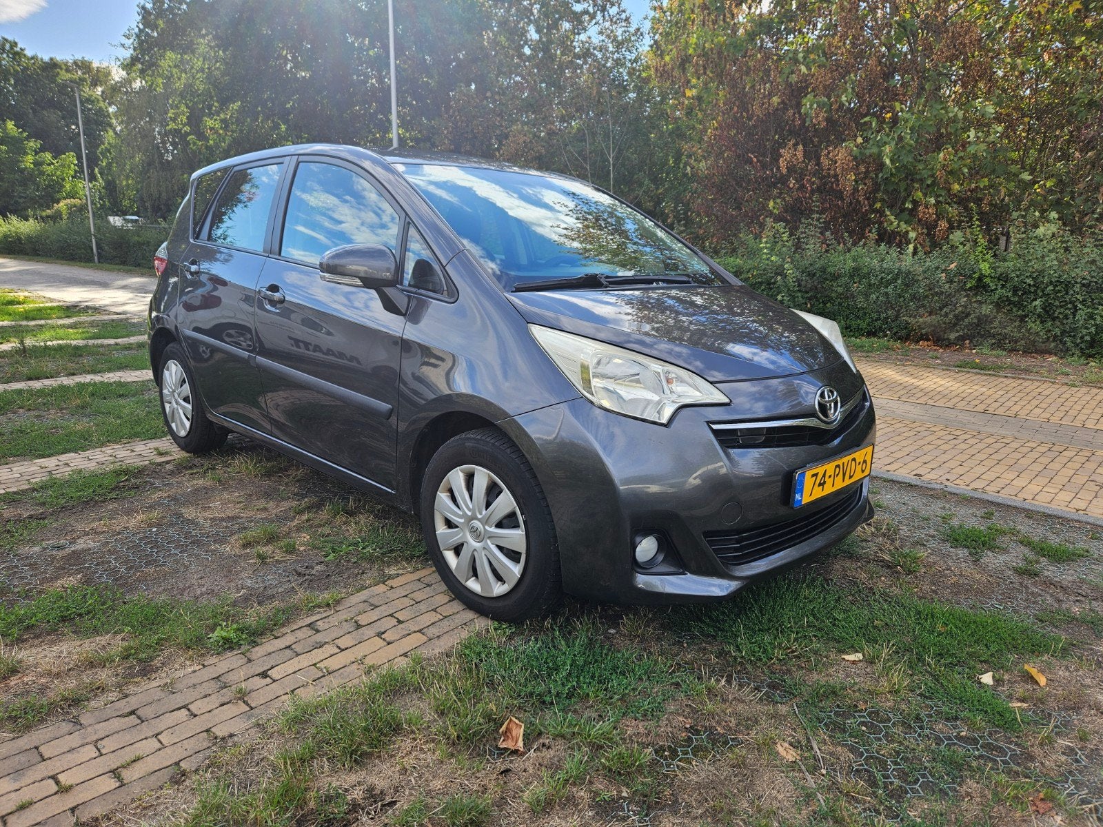 Toyota Verso-S 1.3 Vvt-i Multidrive CVT 2011 Grijs, Auto's, Toyota, Dealer onderhouden, Stof, Zwart, 4 cilinders
