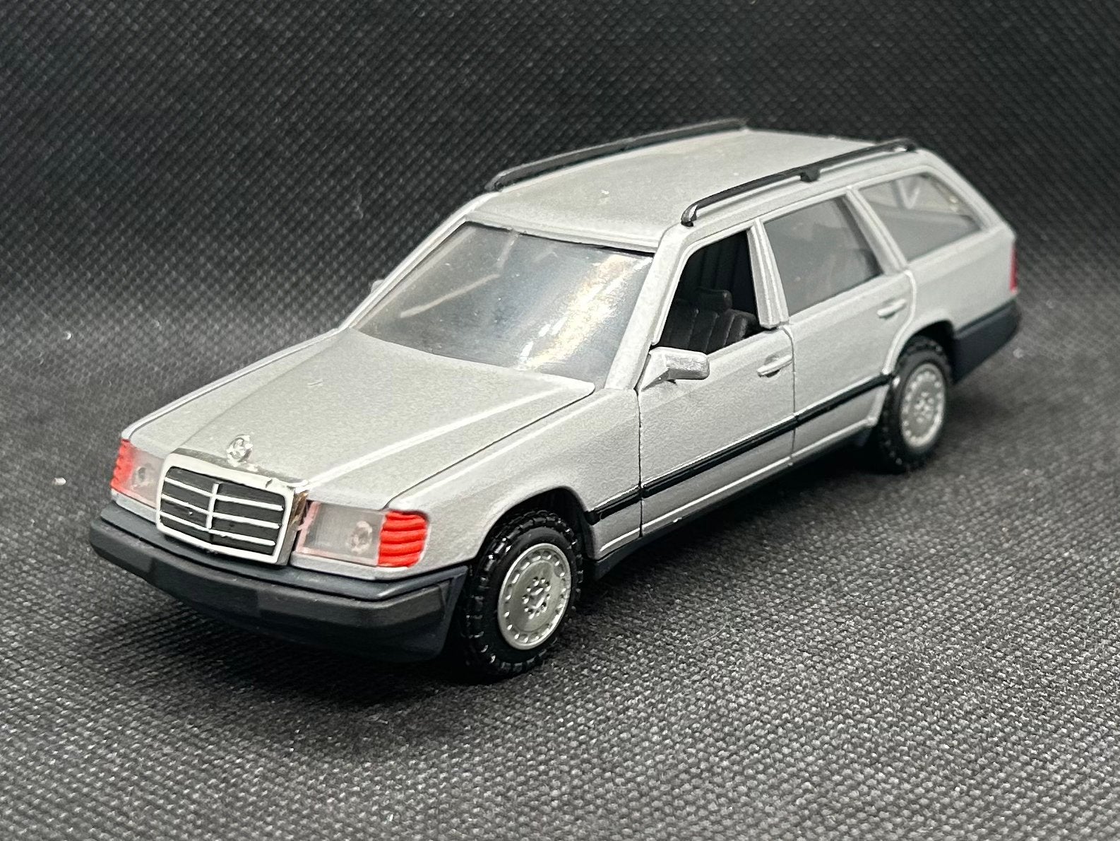 Conrad Mercedes Benz 300TE 1:35, Verzenden, Zo goed als nieuw, Bus of Vrachtwagen