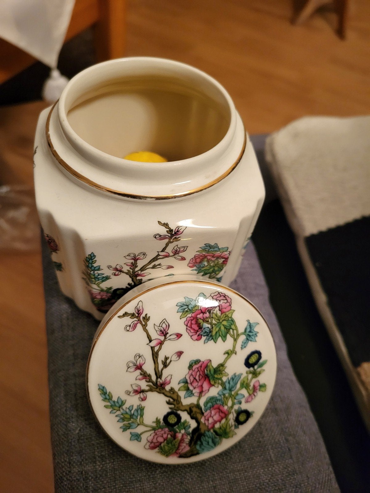 Vintage porseleinen theebus met bloemmotief, Ophalen
