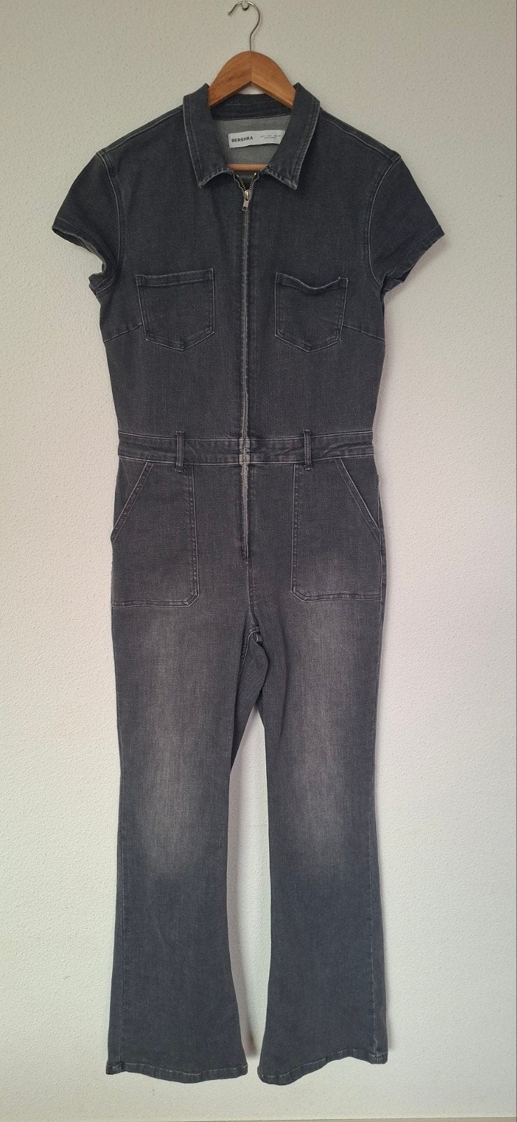 Bershka jumpsuit maat L(40/42) met flared pijp., Kleding | Dames, Jumpsuits, Maat 42/44 (L), Zo goed als nieuw, Grijs, Bershka