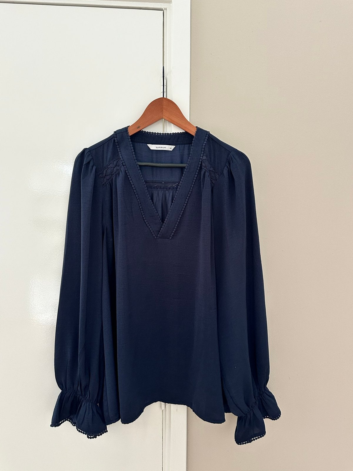 Summum donkerblauwe blouse met kant en leuke manchetten, Ophalen of Verzenden, Zo goed als nieuw, Maat 42/44 (L), Blauw