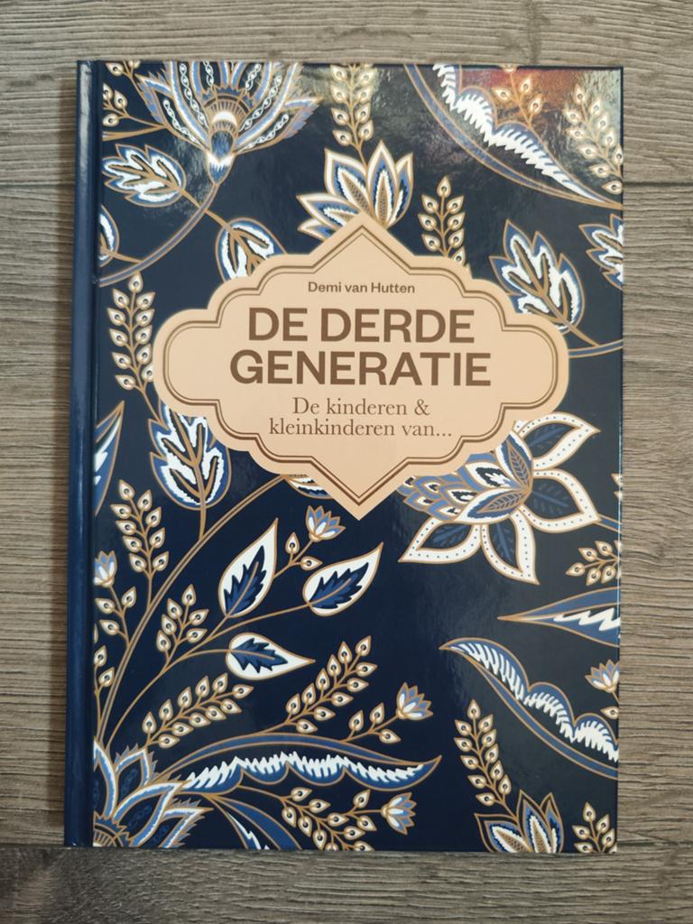 De derde generatie – Demi van Hutten | Indische Families, Ophalen of Verzenden, Zo goed als nieuw, Demi van Hutten