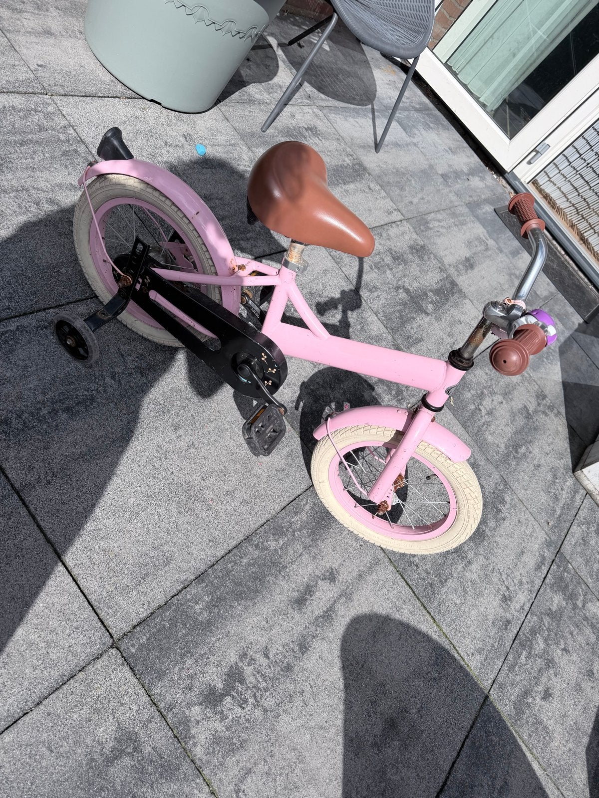 Roze kinderfiets met zijwieltjes - Gebruikt, Fietsen en Brommers, Ophalen, Terugtraprem, Zijwieltjes, Gebruikt
