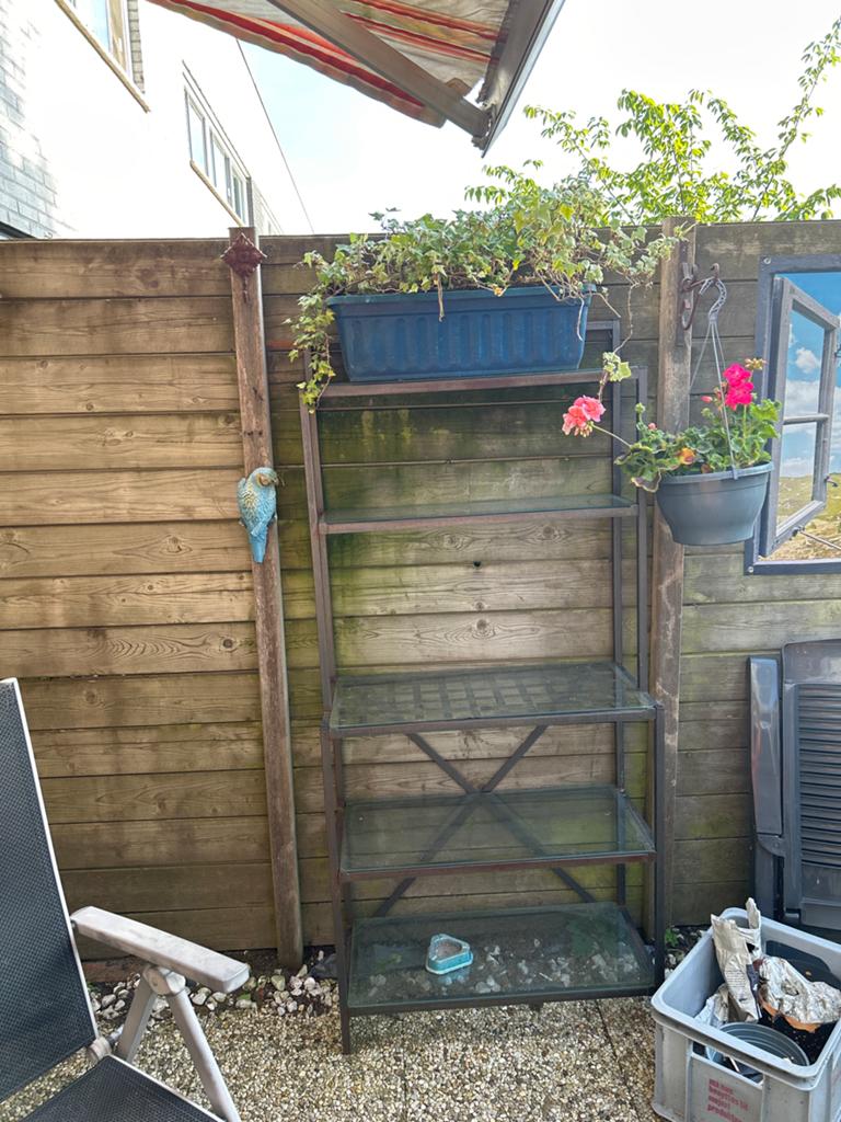 Stalen open kast met glasplaten - Ideaal voor buiten, Huis en Inrichting, Kasten | Boekenkasten, Ophalen, Met plank(en), Gebruikt