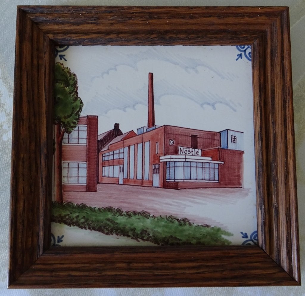 Makkumer aardewerk tegel in donker eikenhouten lijst. Nestlé, Steen/keramiek, Ophalen of Verzenden, Zo goed als nieuw, Ingelijst
