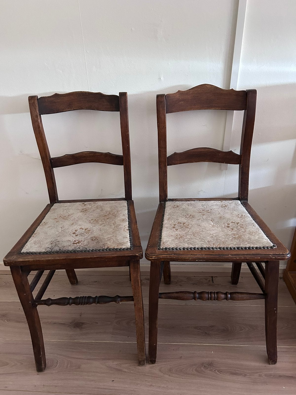 Twee antieke stoelen, Ophalen