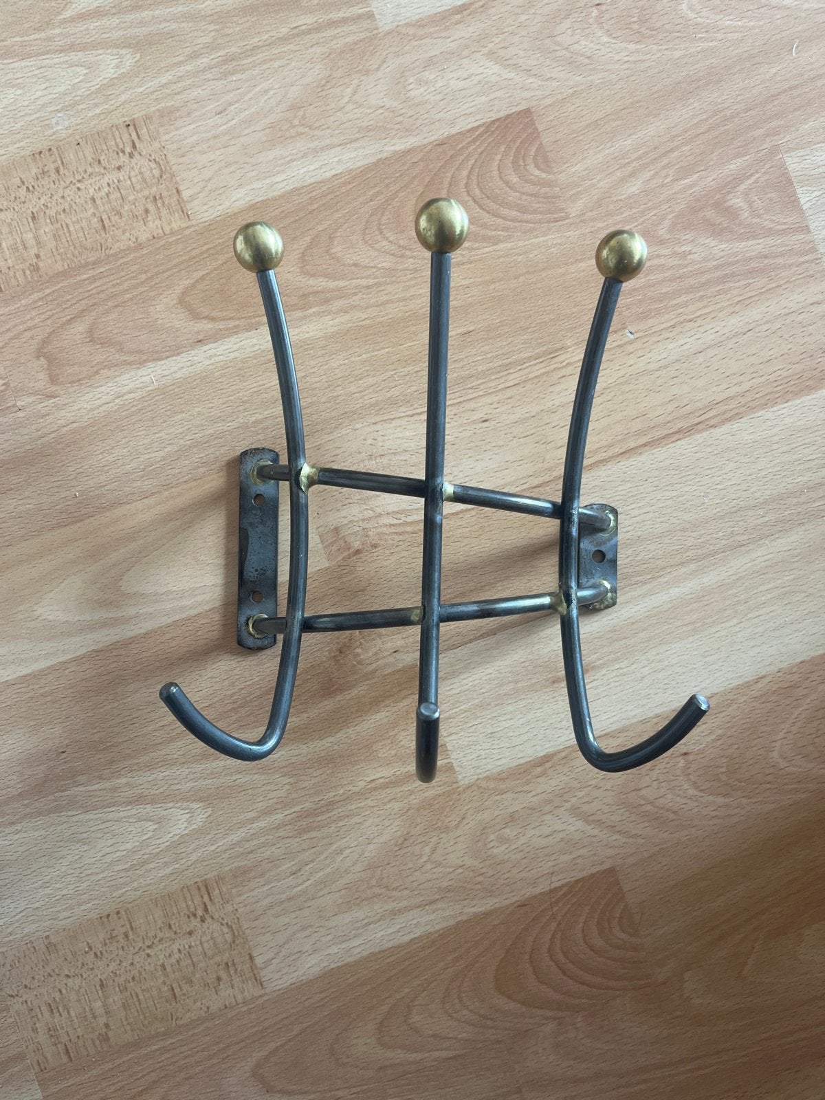 Metalen wandkapstok met messing details, Wandkapstok, Gebruikt, Ophalen of Verzenden, Minder dan 100 cm