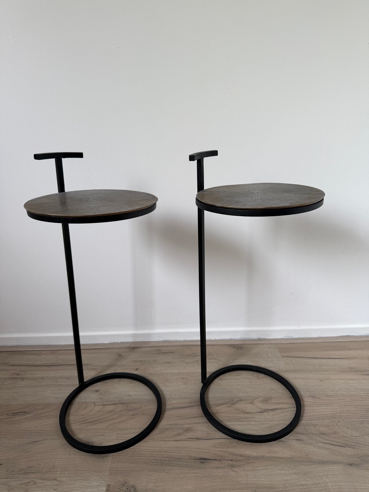 2 bijzettafeltjes zwart metalen onderstel goud/zilver blad, Minder dan 55 cm, Metaal of Aluminium, Rond, Zo goed als nieuw