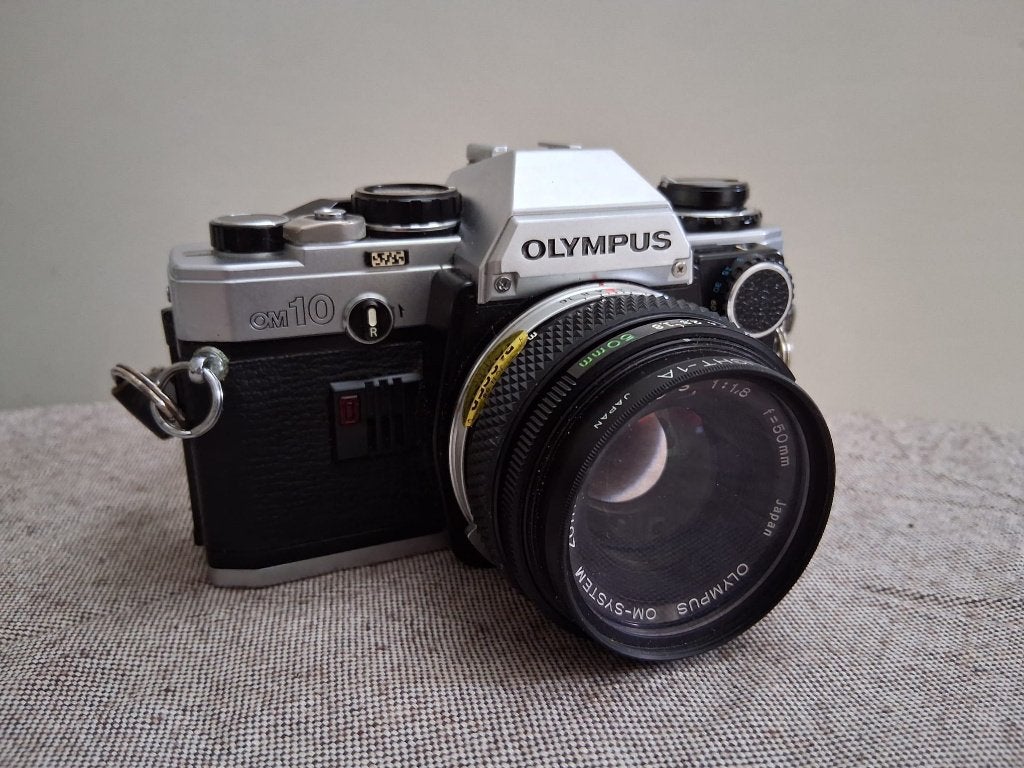 Olympus OM-10 Analoge Spiegelreflexcamera + 2 Tokina Lenzen, Audio, Tv en Foto, Fotocamera's Analoog, Ophalen of Verzenden, Gebruikt