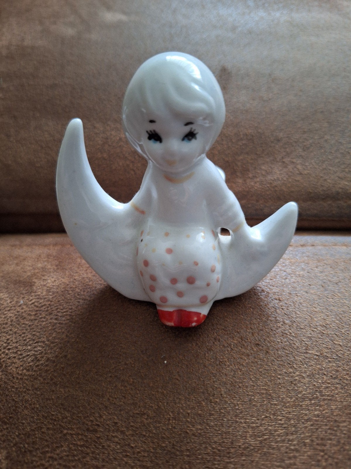 Vintage porseleinen beeldje: baby op maan, Ophalen of Verzenden