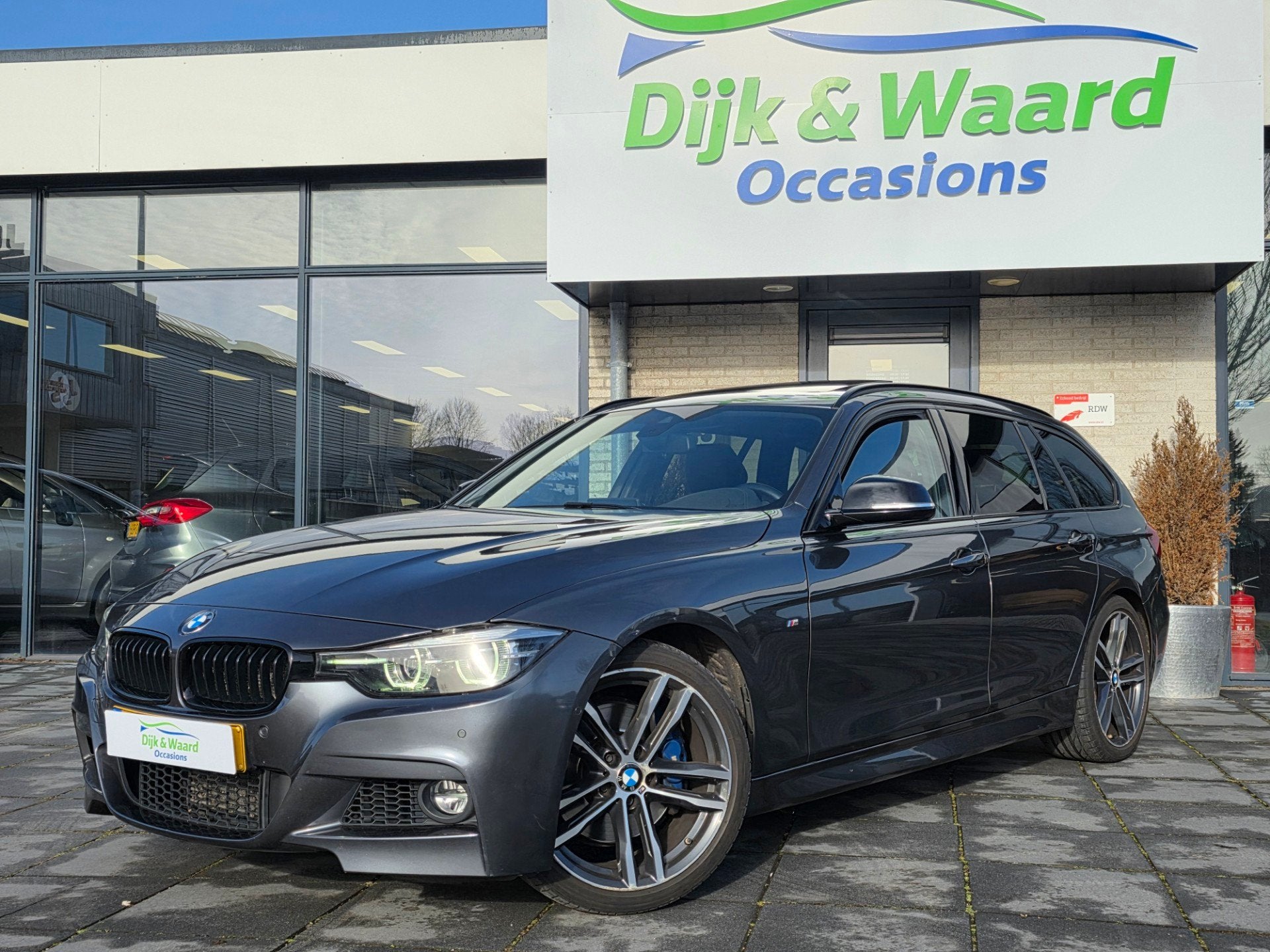 BMW 3-Serie 318i M-Sport Corporate Lease Automaat – Pano, Auto's, Automatische klimaatregeling, Gebruikt, Euro 6, Wit