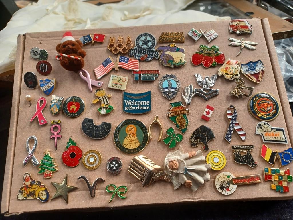Verzameling pins en buttons, Verzamelen, Speldjes, Pins en Buttons, Ophalen of Verzenden, Overige onderwerpen