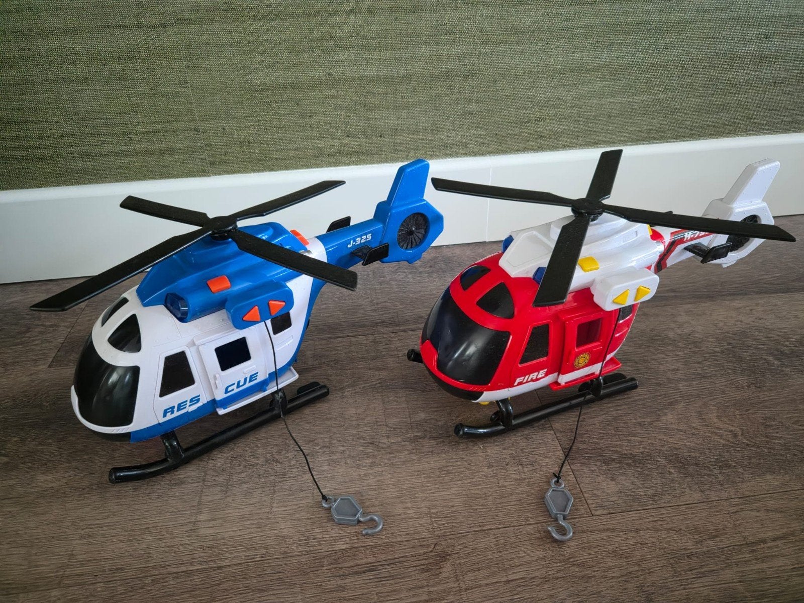 2 Speelgoed Helikopters: Brandweer & Reddingsdienst, Ophalen, Gebruikt, Overige typen, Helikopter