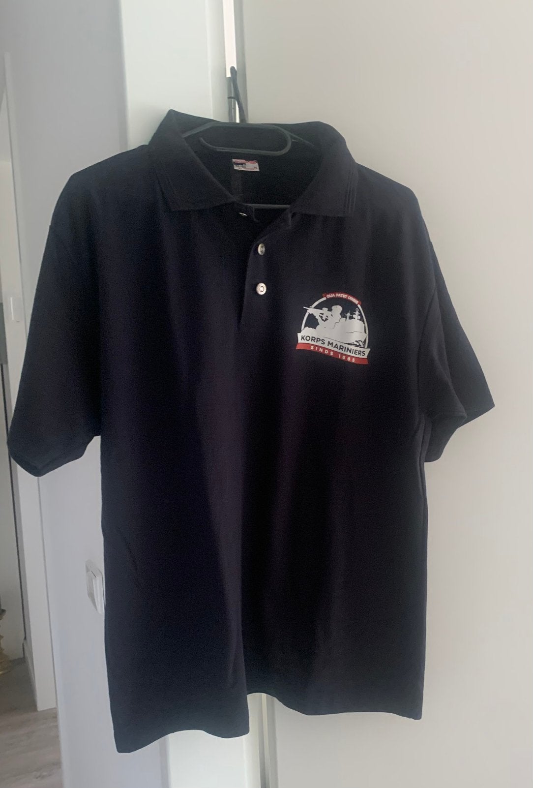 Nieuw Korps Mariniers polo shirt, Verzamelen, Militaria | Algemeen, Ophalen of Verzenden, Landmacht, Nederland, Kleding of Schoenen